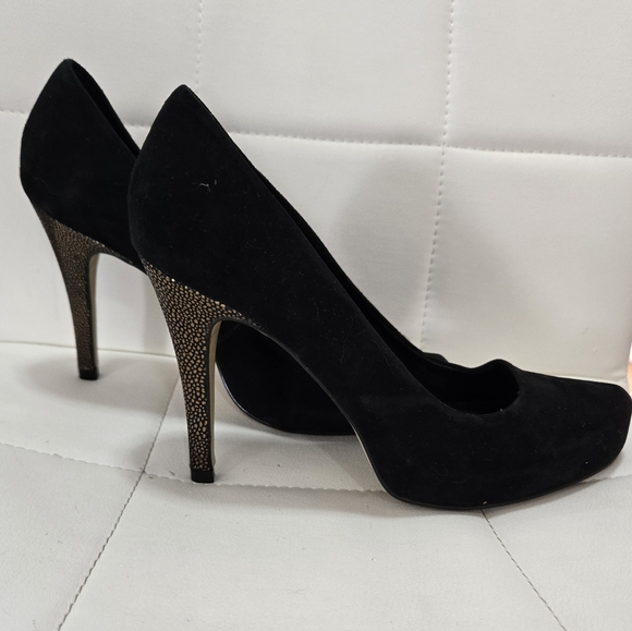 Elegant Black Heels with Gold Detail - Picture 4 of 4